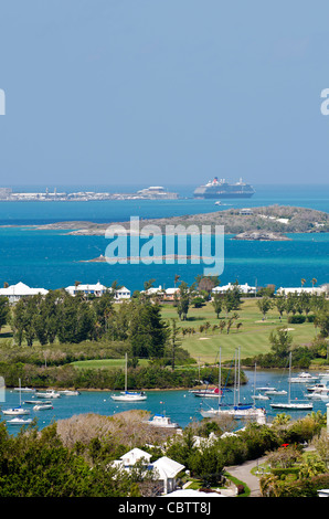 Les Bermudes. Sur un excellent son et de plus petits Riddell's Bay et port de navires de croisière, les Bermudes. Banque D'Images