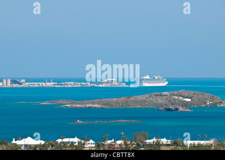 Les Bermudes. Sur un excellent son et de plus petits Riddell's Bay et port de navires de croisière, les Bermudes. Banque D'Images