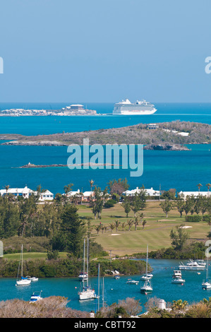 Les Bermudes. Sur un excellent son et de plus petits Riddell's Bay et port de navires de croisière, les Bermudes. Banque D'Images