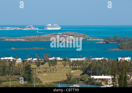 Les Bermudes. Sur un excellent son et de plus petits Riddell's Bay et port de navires de croisière, les Bermudes. Banque D'Images