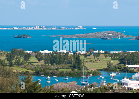 Les Bermudes. Sur un excellent son et de plus petits Riddell's Bay et port de navires de croisière, les Bermudes. Banque D'Images