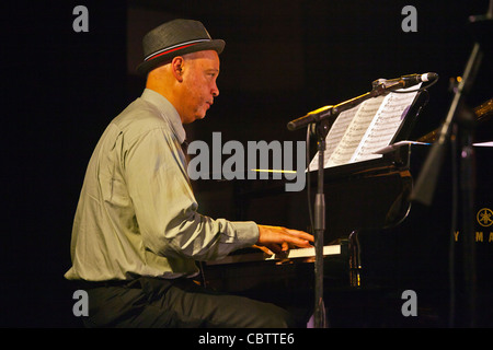 Le Dr John CALLOWAY joue du piano avec le sextet de John Santos dans la Discothèque - 54ème festival de jazz de Monterey 2011 Banque D'Images