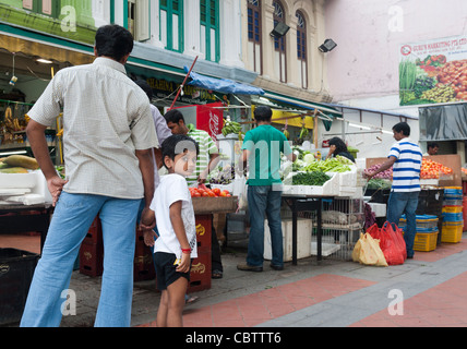 Un père et son fils, shopping, Little India, Singapour Banque D'Images