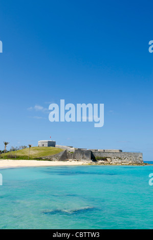 Les Bermudes. Gate's Bay (Saint Catherine's Beach) avec le Fort Sainte Catherine en arrière-plan, les Bermudes. Banque D'Images