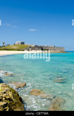 Les Bermudes. Gate's Bay (Saint Catherine's Beach) avec le Fort Sainte Catherine en arrière-plan, les Bermudes. Banque D'Images