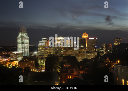 La ville de Cincinnati. À partir de l'Est, le Mont Adams, en soirée. Cincinnati, Ohio, USA. Banque D'Images