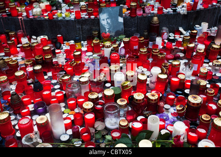 Les gens de Prague sont rendant hommage à Vaclav Havel après sa mort le 18 décembre 2011 par les bougies d'éclairage Banque D'Images