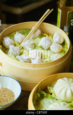 Boulette asiatique en bateau à vapeur avec du chou Banque D'Images