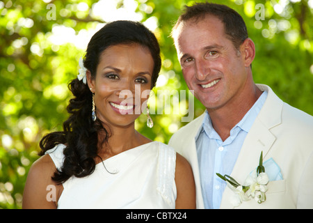 Bride and Groom Standing together Banque D'Images