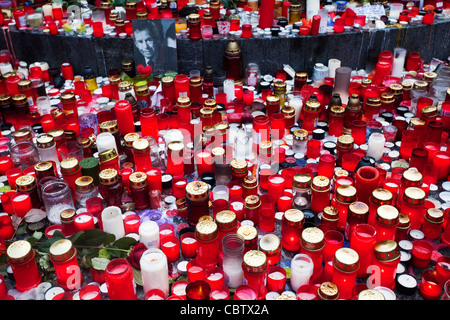 Les gens de Prague sont rendant hommage à Vaclav Havel après sa mort le 18 décembre 2011 par les bougies d'éclairage Banque D'Images