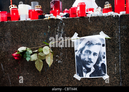 Les gens de Prague sont rendant hommage à Vaclav Havel après sa mort le 18 décembre 2011 par les bougies d'éclairage Banque D'Images