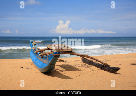 Catarmaran échoué sur le rivage de l'Océan Indien Wadduwa Sri Lanka Asie Banque D'Images