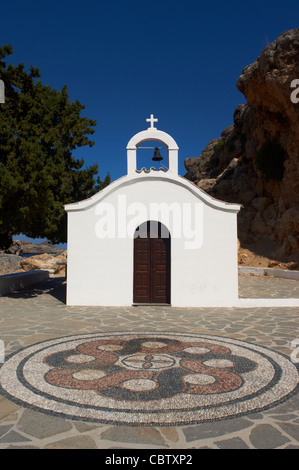 Chapelle St Paul's Bay Rhodes Lindos Rhodes Grèce mariage chapelle pittoresque chapelle blanche mosaic blue sky Banque D'Images