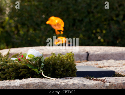 Guirlande de Noël blanc et rose jeter par le côté de la flamme éternelle au Président Kennedy Memorial dans le cimetière d'Arlington Banque D'Images