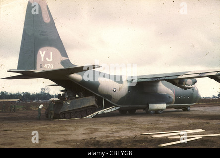 113 Amored Personnel Carrier déchargé de l'Armée de l'air avion cargo C-130 à quan li Vietnam pendant la guerre numéro 958 470 Queue peinte camo Banque D'Images