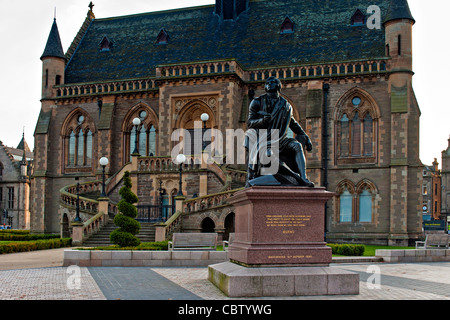 DUNDEE, ÉCOSSE, Royaume-Uni - 28 SEPTEMBRE 2011 : statue de Robert Burns à l'extérieur de la galerie McManus Banque D'Images