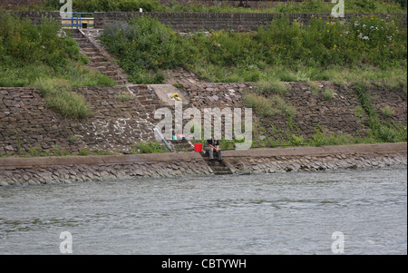 Pêche à l'homme de la rive gauche du Rhin près de Bad Salzig, Allemagne Banque D'Images