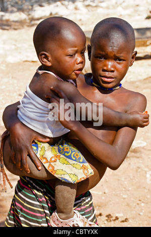 Baby Boy holding Herero, Damaraland, Namibie Banque D'Images