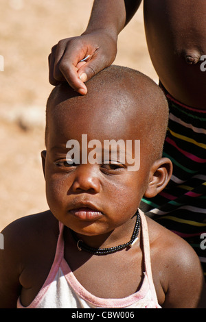 Enfants Herero, Damaraland, Namibie Banque D'Images