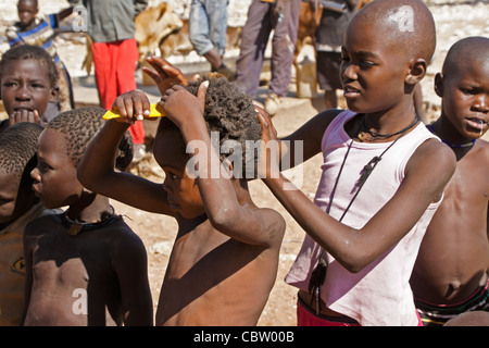 Les enfants dans le village Herero, Damaraland, Namibie Banque D'Images