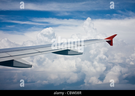 Vue depuis la fenêtre de l'avion sur l'aile d'avion et le ciel Banque D'Images