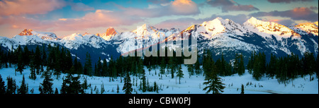 Coucher du soleil sur la frontière entre les États-Unis et le Canada des pics dans North Cascades National Park, Washington Banque D'Images