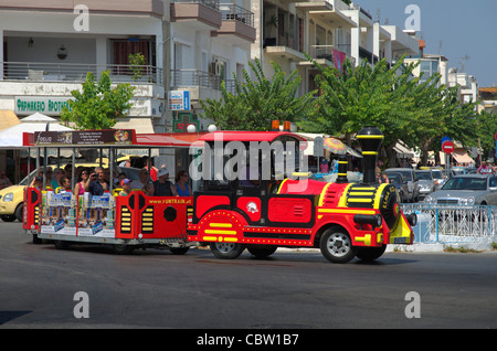 Road Train touristique dans la ville de Kos, l'ile de Kos, Dodécanèse, Mer Égée, Grèce Groupe. Banque D'Images