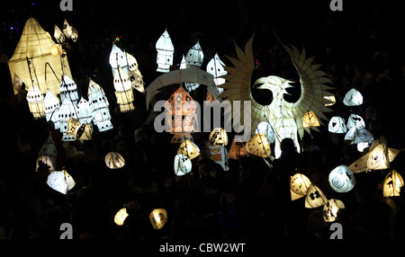 Revelers prendre part au brûlage annuel les horloges Winter Solstice parade dans les rues de Brighton. Par James Boardman. Banque D'Images