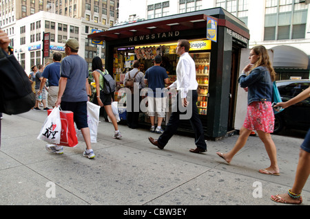 Kiosque, August Rush hour après-midi, 34 th Street, Herald Square, Manhattan, Broadway, New York City, USA Banque D'Images