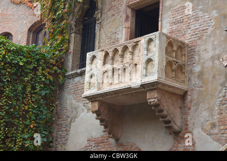 Le célèbre balcon Casa di Giulietta la cour la maison de Juliette Vérone Vénétie Italie du nord Europe Banque D'Images