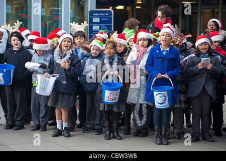 Carol Singers de l'école primaire à la gare de Kings Cross Décembre 2011 Banque D'Images