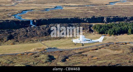 Cessna voler au-dessus de la dorsale médio-Atlantique, le Parc National de Thingvellir, Islande Banque D'Images
