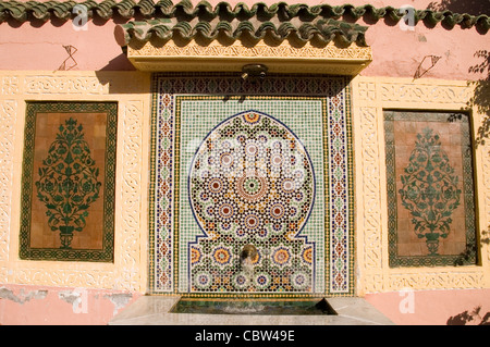 Décoré fontaine publique de Fès, le nord du Maroc Banque D'Images