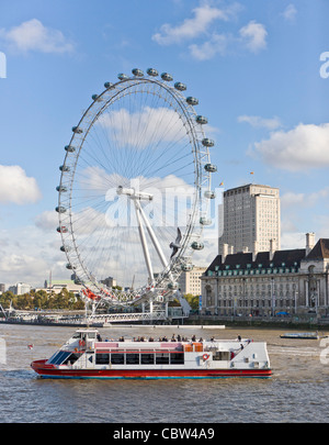 Après-midi balade en bateau sur la Tamise, avec le London Eye en arrière-plan, Londres, Angleterre Banque D'Images