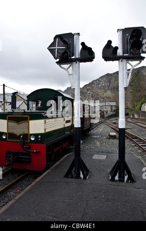 Locomotives à vapeur et diesel sur le Ffestiniog Railway à Blaenau Ffestiniog, Nord du Pays de Galles. Banque D'Images