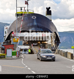 Voitures quittant Utne Ferry, Norvège Banque D'Images