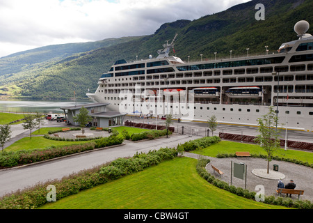 Bateau de croisière par station d'hôtel Flamsbrygga, Flam, la Norvège, l'Aurlandsfjord Banque D'Images