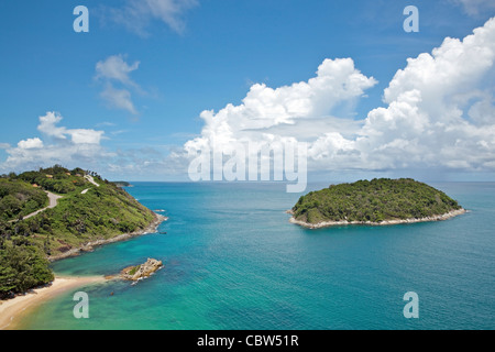 Vue sur plage de Yanui à Promthep cape. L'île de Phuket, Thaïlande. Banque D'Images