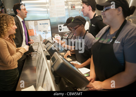 Hustle employés pour remplir les commandes et servir à l'inauguration de la Cabane à secouer dans le centre-ville de Brooklyn à New York Banque D'Images