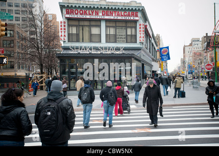 La grande ouverture de la Cabane à secouer dans le centre-ville de Brooklyn à New York Banque D'Images