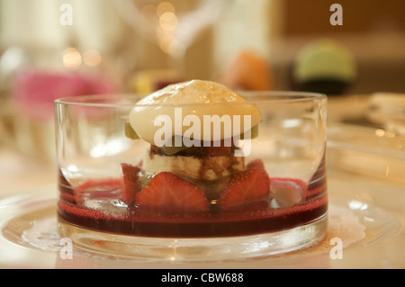 La nourriture de plaqué, le restaurant Patrick Guilbaud, seulement deux étoiles Michelin Restaurant à l'hôtel Merrion Dublin, Irlande. Banque D'Images