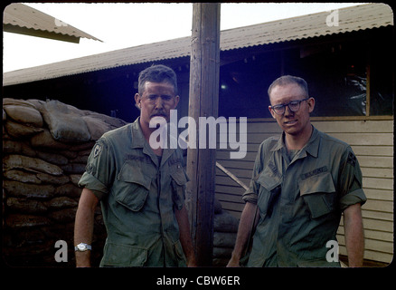 Les soldats avec la peinture pour le visage dans la 4e Division d'infanterie la zone d'activité guerre du vietnam pleiku Banque D'Images