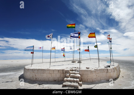 Drapeaux nationaux volant dans le Salar de Uyuni, Bolivie Banque D'Images