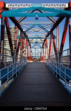 Le Detroit Bridge & bâtiments modernes et l'architecture de l'régénéré au quai Salford Quays, Manchester, Angleterre, Royaume-Uni, Europe Banque D'Images