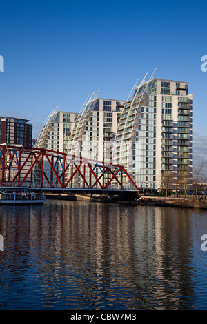 Réflexions d'édifices modernes et d'architecture de l'régénéré au quai Salford Quays, Manchester, UK Banque D'Images