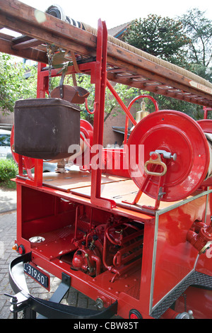 L'arrière du vieux camion de pompiers sur la rue aux Pays-Bas Banque D'Images