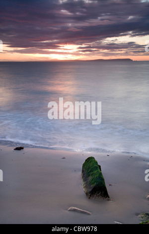 Lever du soleil à Hengistbury Head dans le Dorset, à l'égard de l'île de Wight. Banque D'Images