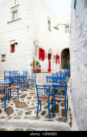 Street café vide dans le village de Hora, sur l'île grecque de l'île d'Amorgos. Banque D'Images