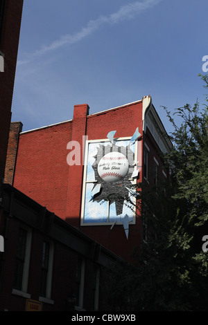Le Kentucky et la plaque miroir Glass Company signe. Louisville, Kentucky, USA. Rupture de baseball à travers une fenêtre. Banque D'Images