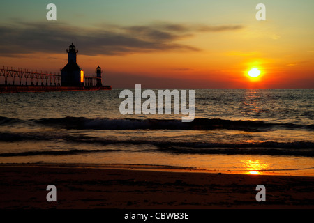 Coucher du soleil sur une plage avec phare en Saint Joseph, Michigan Banque D'Images